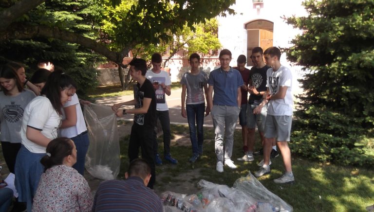 Акција разврставања прикупљеног рециклажног отпада у дворишту школе