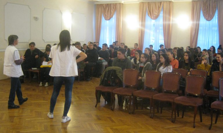 Симулација акције добровољног давања крви у Свечаној сали школе