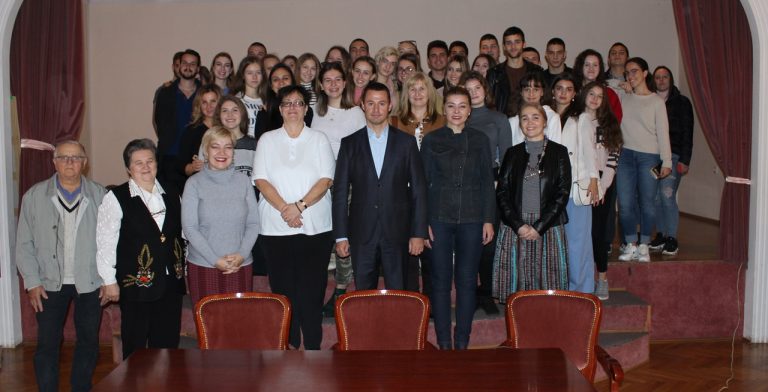 Српски гимназијалци из Будимпеште извели представу „Судбине у магли“
