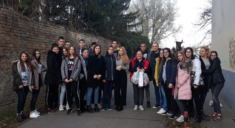 Хумани гимназијалци прикупили слаткише за децу из социјално угрожених породица
