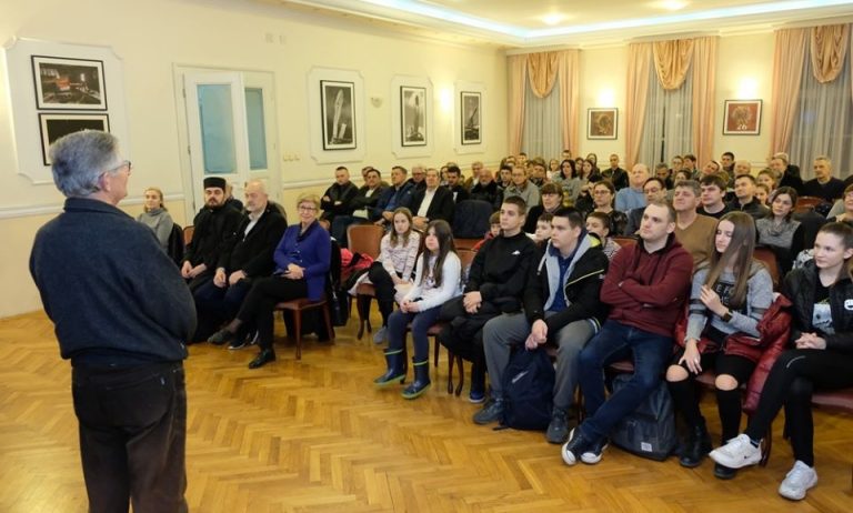 Хиландарски светлописи Рајка Р. Каришића представљени у Свечаној сали Гимназије
