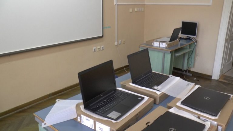 Гимназија добила нове рачунаре и интерактивну таблу са пројектором
