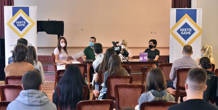 У склопу обележавања Дечје недеље одржана трибина за младе „Нисте сами“