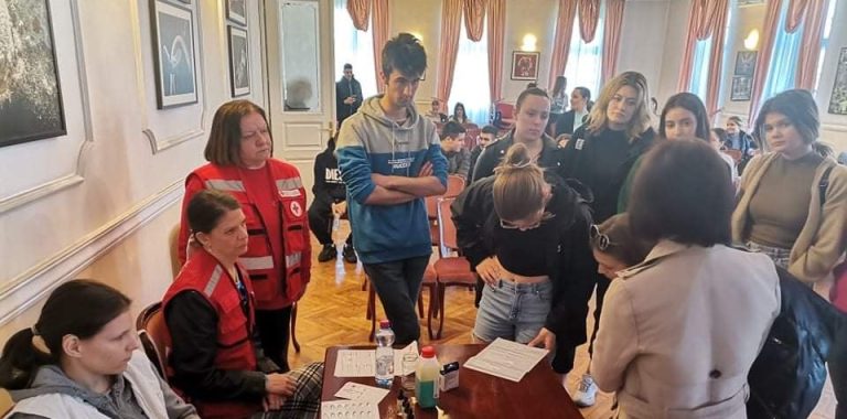 Матуранти Гимназије присуствовали симулацији акције добровољног давања крви