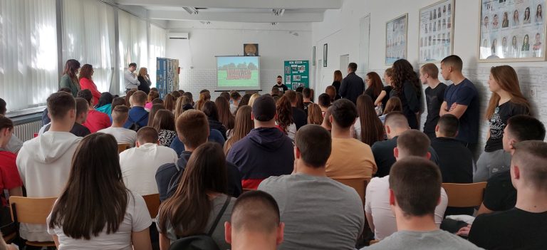 Матуранти Гимназије подржали спровођење кампање „На матуру без аутомобила”