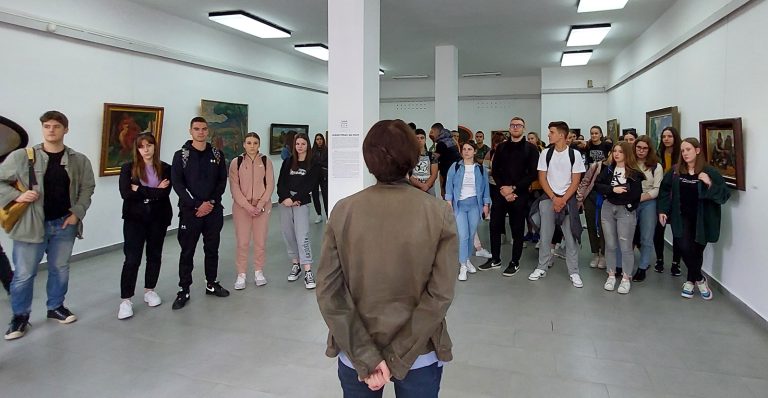 Гимназијалци организовано посећују изложбу слика „Јожеф Пехан, век после”