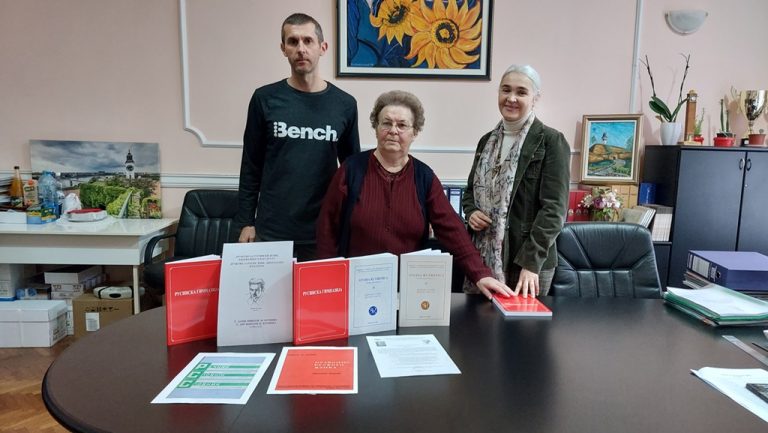 Ирина Папуга поклонила школи примерке књиге „Русинска гимназија”