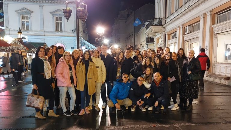 Гимназијалци посетили Југословенско драмско позориште и погледали представу „Госпођица”