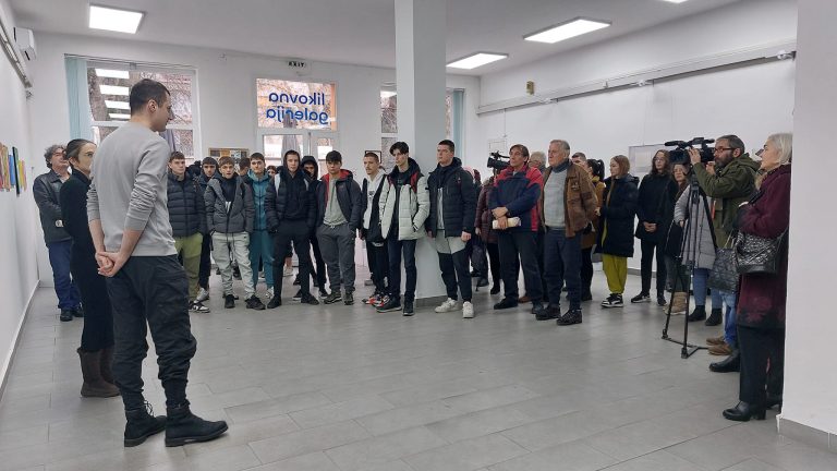 Отворена изложба ученичких радова „Први визуелни пресек стања”