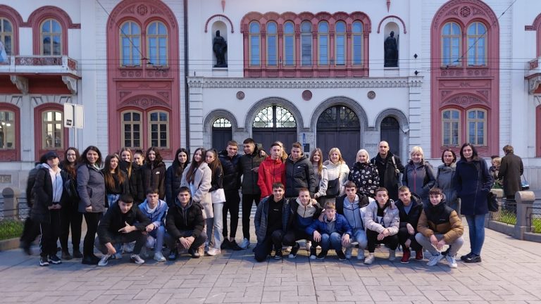 Организована посета Југословенском драмском позоришту. Гимназијалци под утисцима након представе „Врат од стакла”