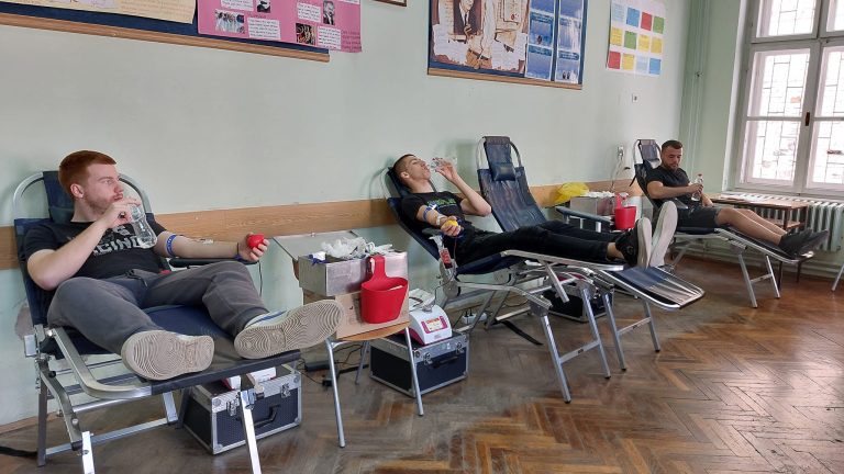 Преко 40 гимназијалаца учествовало у Акцији добровољног давања крви