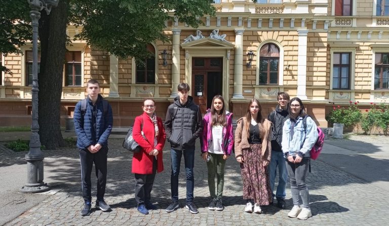 Гимназијалци успешни на окружном такмичењу из биологије